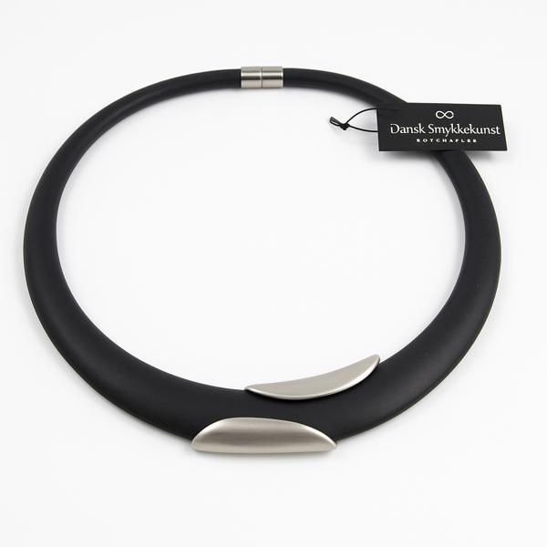 Dansk Smykkekunst halsring i gummi med sølvfargede detaljer, Ø 14 cm
