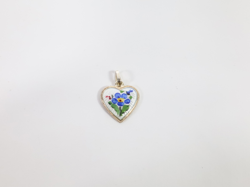 Sølv anheng – Hjerte med blå emaljeblomster og fader vår på bakside – stemplet 925S N
