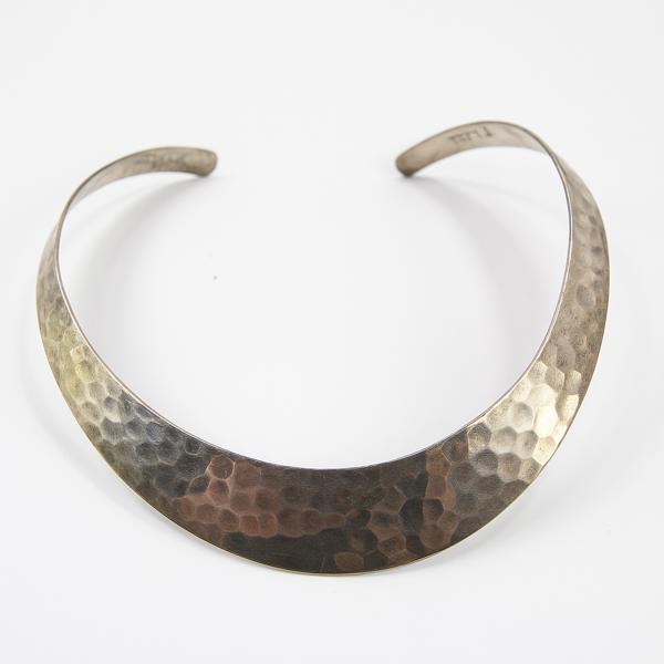 Hamret sølv halsring (Skandinavia), modernistisk design
