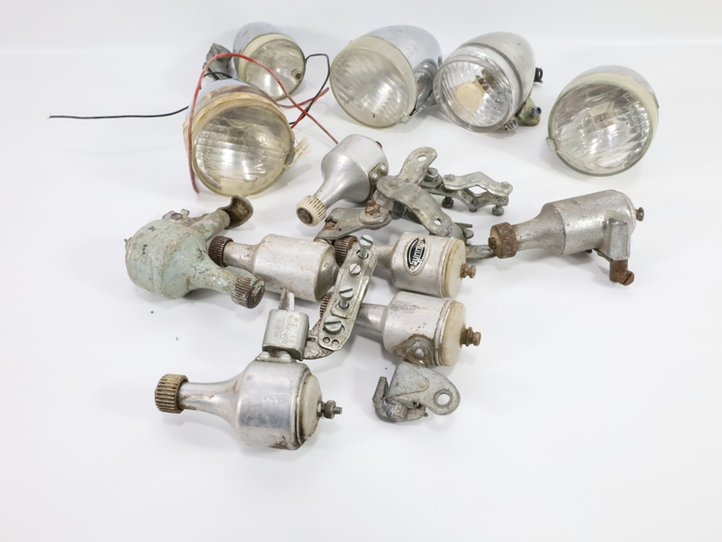 Samling med eldre sykkellykter og dynamoer
