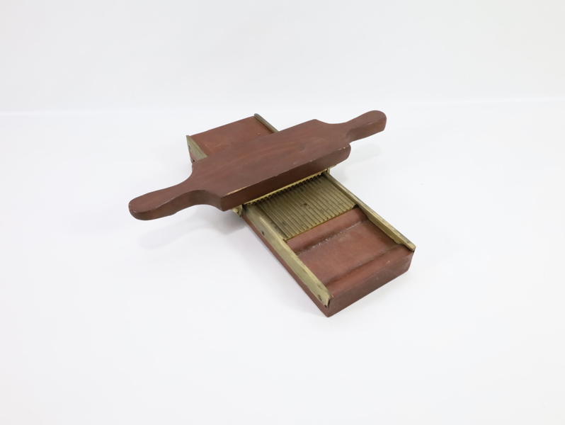 Antikk apotekutstyr – Drogehøvel / urteskjærer i tre og metall
