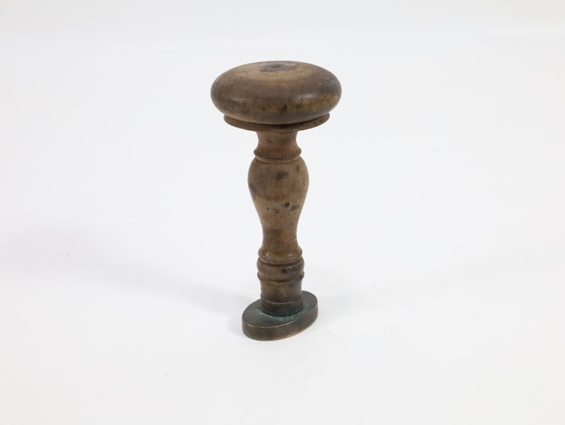 Antikt seglstempel – tre og metall – skipmotiv med initialer SFD
