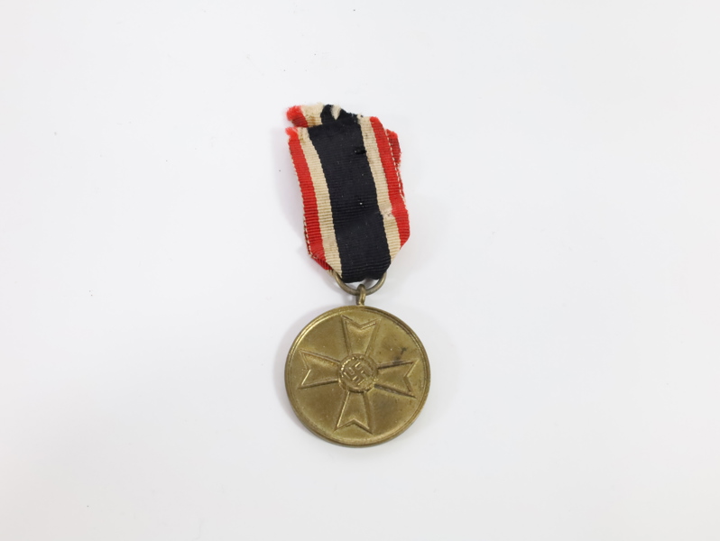 Krigsfortjenestemedalje 1939 – «Für Kriegsverdienst» med bånd
