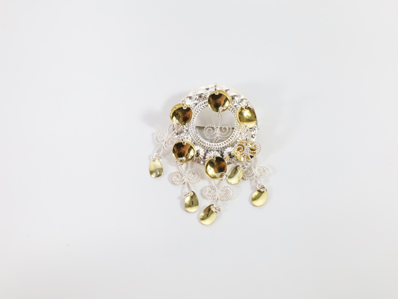 Bunadssølje i sølv – filigran med forgylte løv – stemplet 830S
