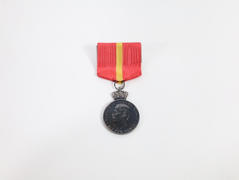 Kongens fortjenstmedalje i sølv (Haakon VII) med krone og bånd
