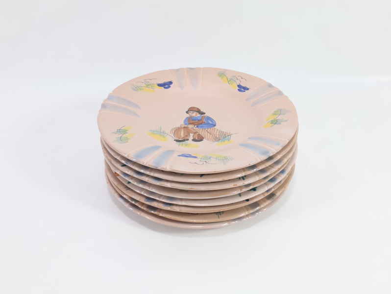 Samling håndmalte keramikkfat fra Gravern

