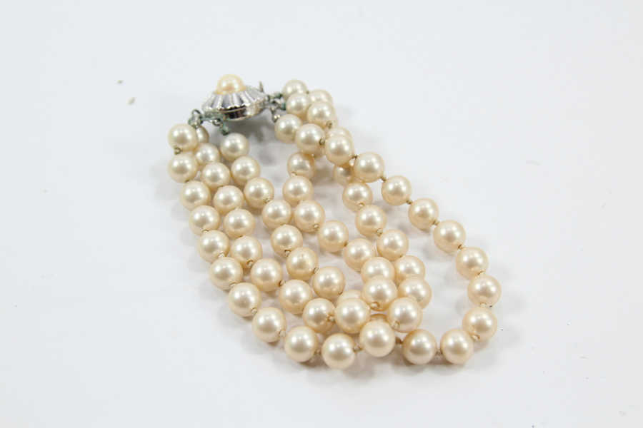 Treradet perlearmbånd med 830S sølvlås
