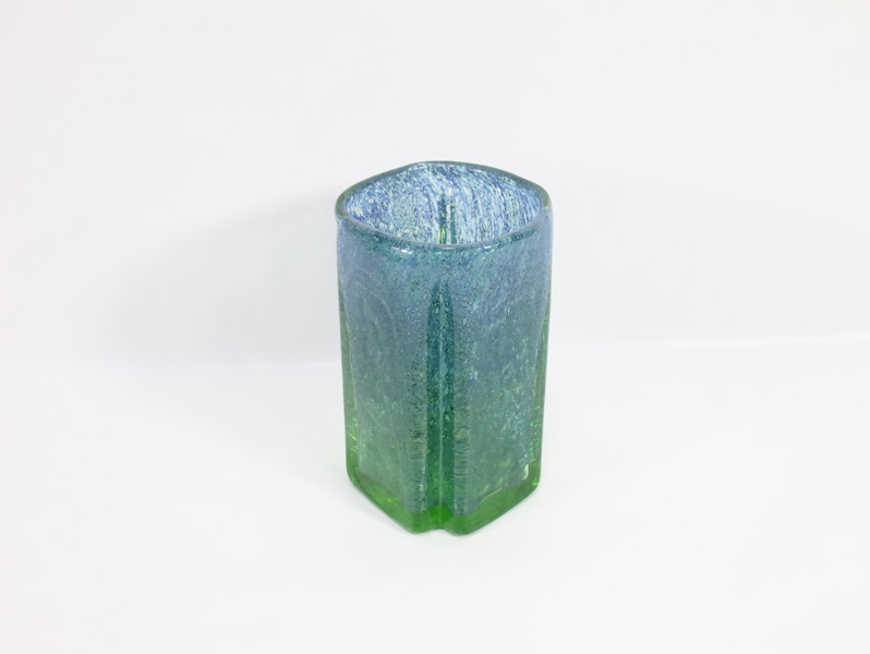 Benny Motzfeldt – kunstglass-vase i blågrønn fargetoner
