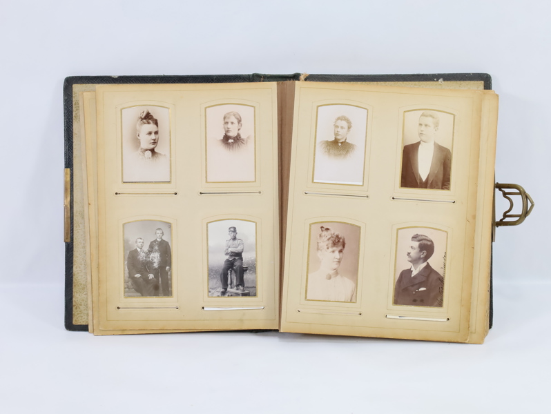 Eldre fotoalbum med portretter
