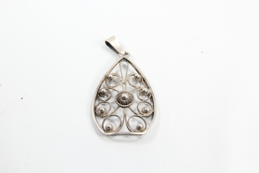 Filigrans anheng i sølv – mestermerke “F.D”
