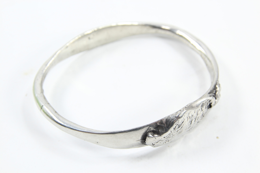 Eivind Hillestad armbånd i norsk tinn – signert EH
