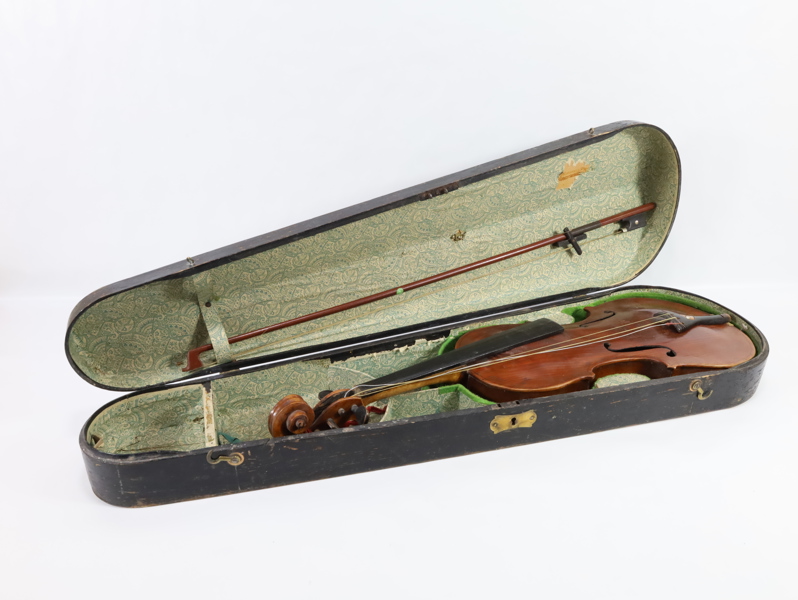 Eldre fele / fiolin med bue i original etui