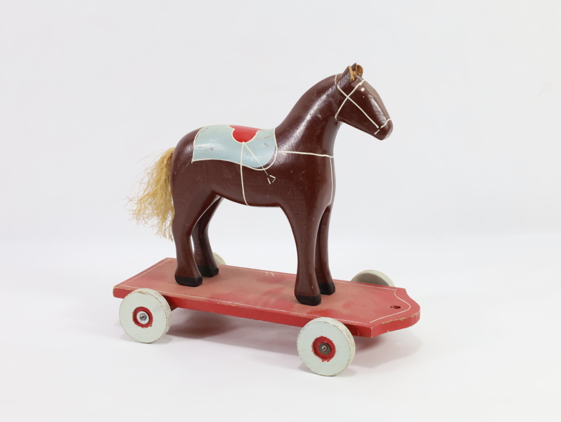 Vintage treleke – hest på rullende vogn, håndmalt (ca. midten av 1900-tallet)
