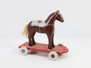 Vintage treleke – hest på rullende vogn, håndmalt (ca. midten av 1900-tallet)
