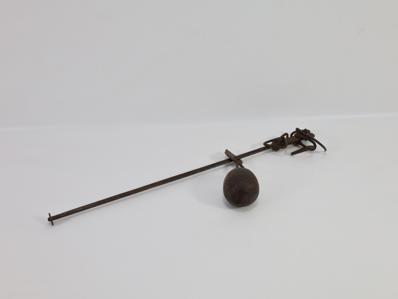 Antikk bismervekt i jern med lodd – ca. 47 cm
