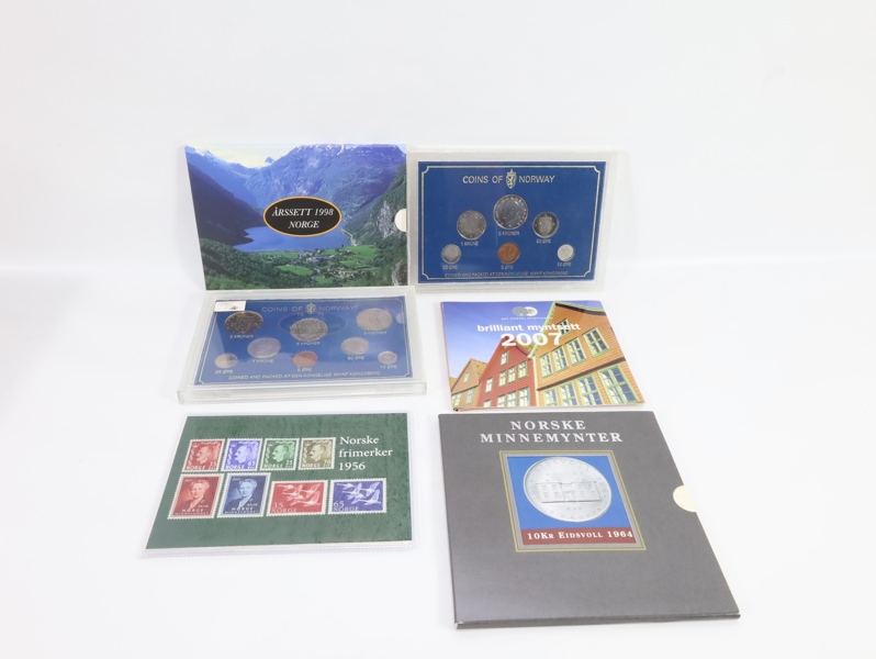 Samling med norske årssett mynter, minnemynter og frimerker
