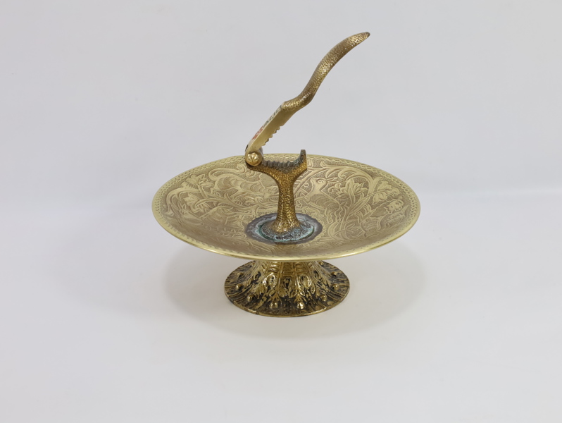Dekorativt messingfat med integrert nøtteknekker