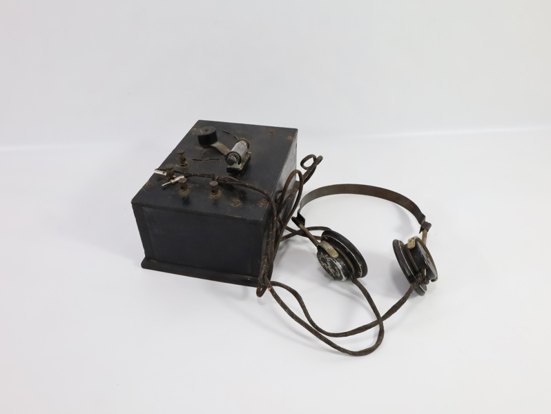 Tidlig krystallradio med hodetelefoner – Telefunken (ca. 1920–30-tallet)
