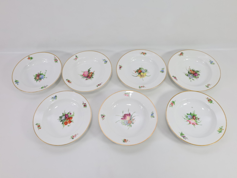 7 dype asjetter i porselen med blomsterdekor og gullkant – blåstempel (ca. 20,5 cm)
