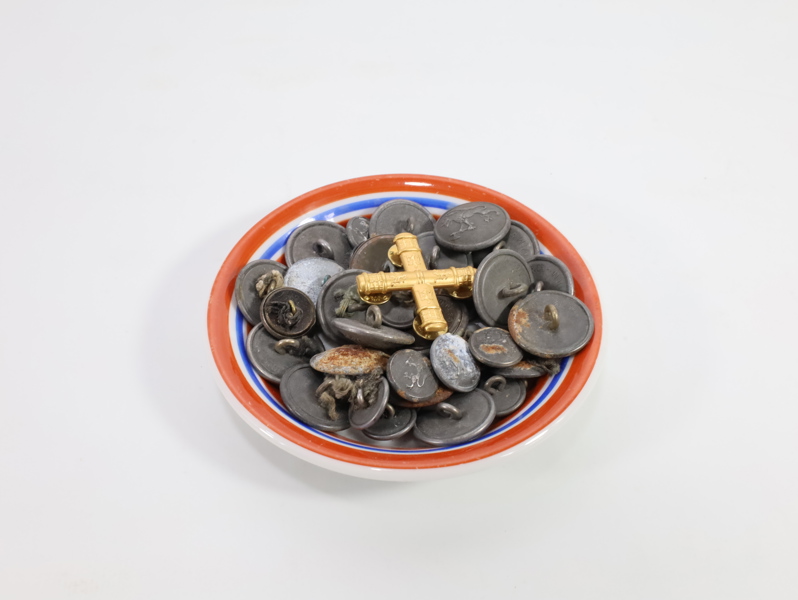 Asjett Porsgrund Porselen med riksvåpen – inkl. lot med norske militærknapper og kors
