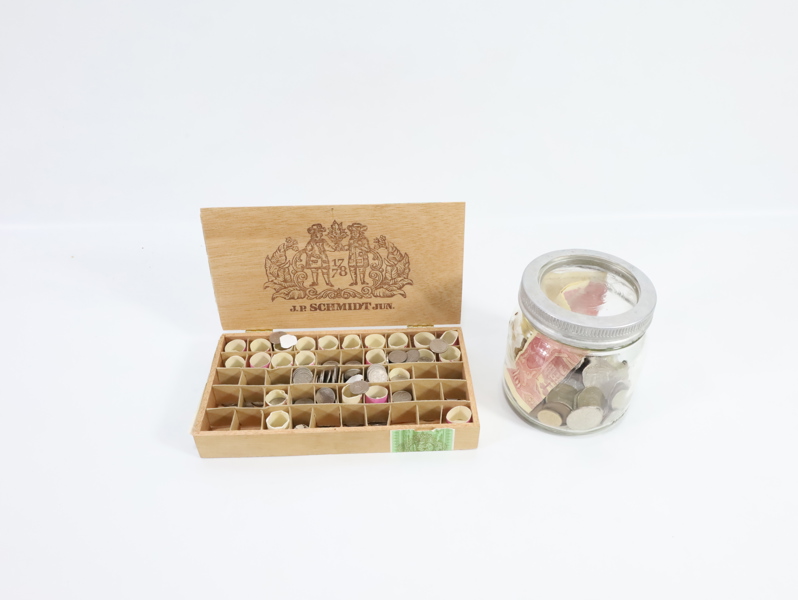 Samling med diverse mynter og sedler