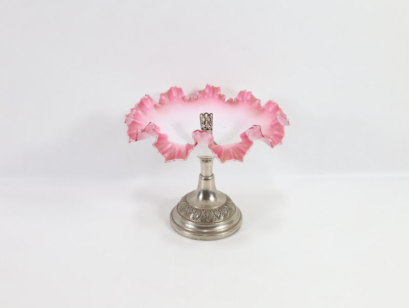 Antikk epergne / fruktfat i opalglass med rosa kant – metallfot