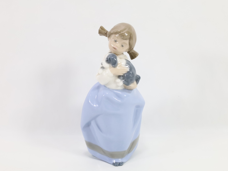 NAO by Lladró – pike med hundevalp, modell 565