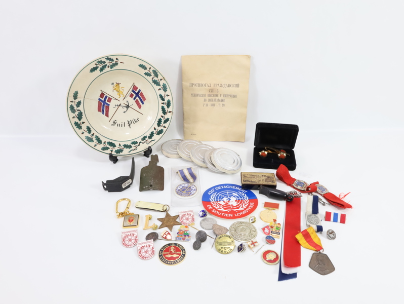 Samling med diverse medaljer, pins, effekter og militær-relaterte objekter
