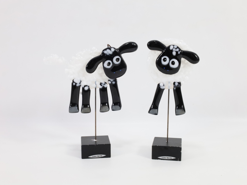 Louise Hjerrild – to håndlagde glassfår på sokkel
