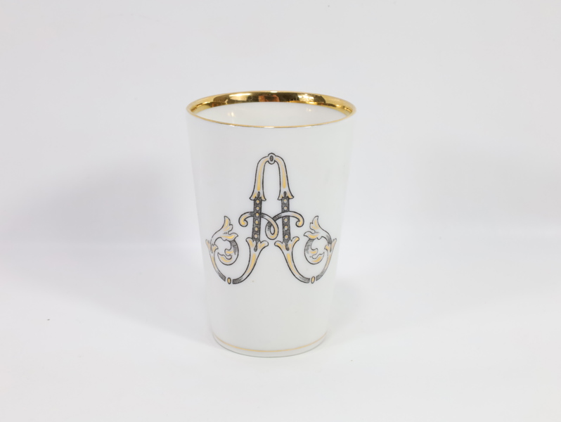 Porsgrund Porselen – hvitt beger med gullkant og monogramdekor
