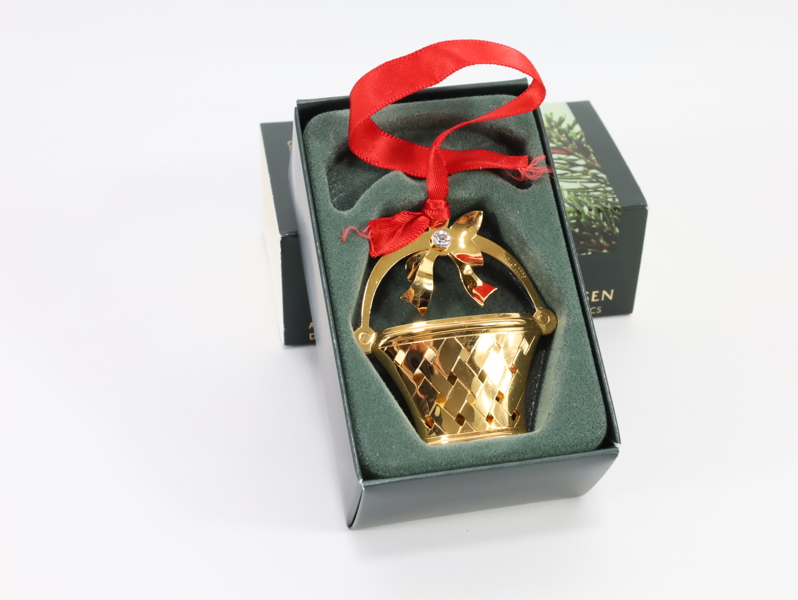 Georg Jensen juleornament – forgylt kurv med sløyfe (Christmas Classics)

