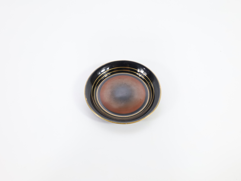 Porsgrund Porselen - Nora Gulbrandsen – lite dekorfat med sort og rød dekor
