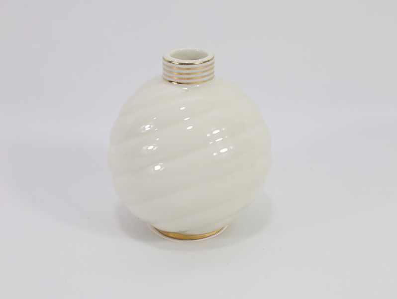 Porsgrund Porselen – liten hvit vase med spiralform og gullkant
