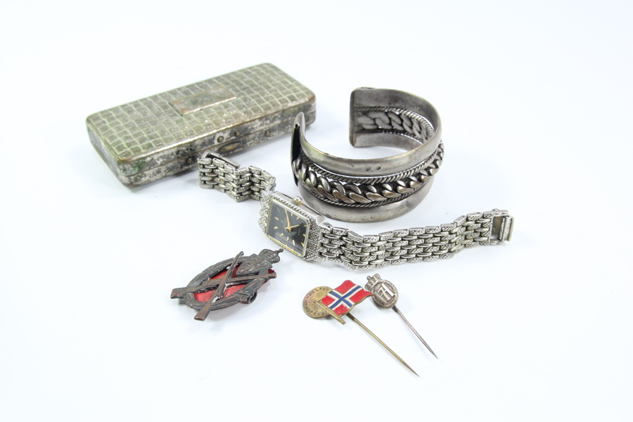 Samling med armbånd, vintage armbåndsur, nåler og militærmerke – 1900-tallet
