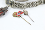Samling med armbånd, vintage armbåndsur, nåler og militærmerke – 1900-tallet