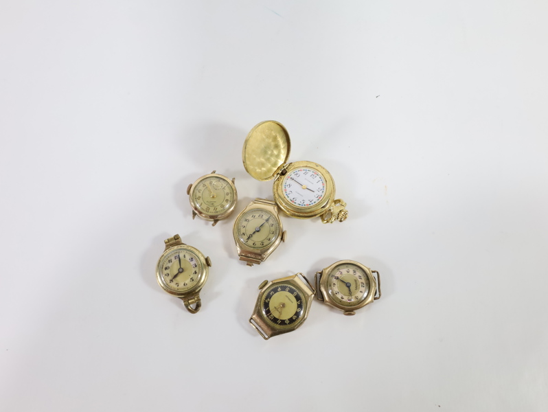 Samling med vintage armbåndsur og lommeur