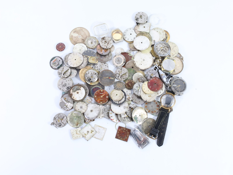 Stor samling med vintage klokke-deler – urverk, urskiver og kasser
