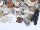 Stor samling med vintage klokke-deler – urverk, urskiver og kasser