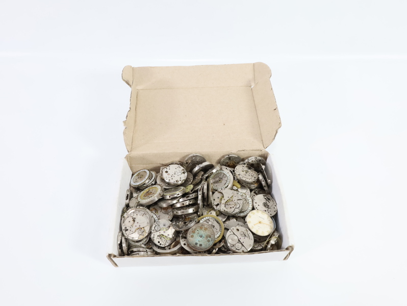 eske med vintage klokke-urverk