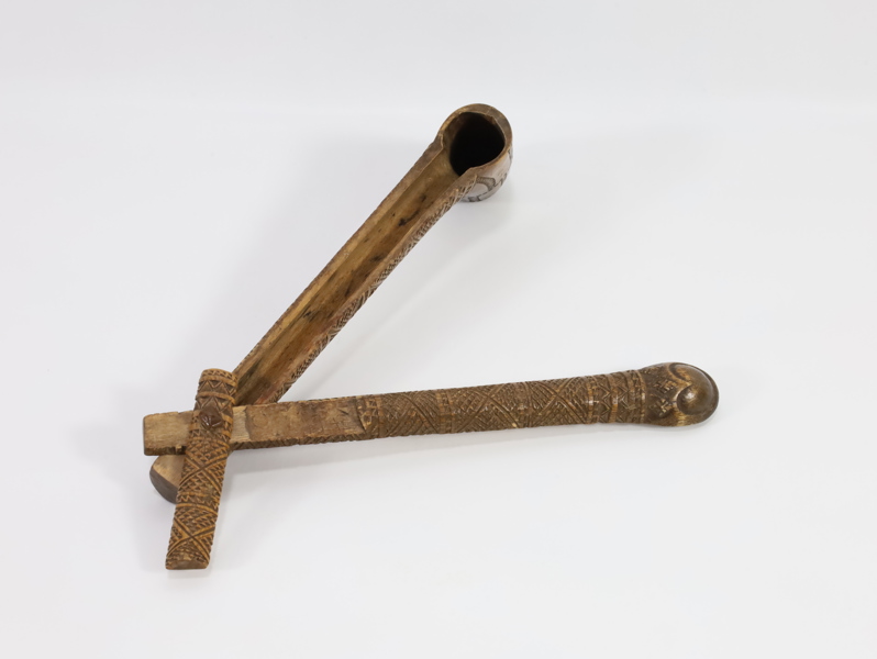 Utskåret pipeetui i tre – folkekunst, ca. 1800–1900-tallet (Europa)
