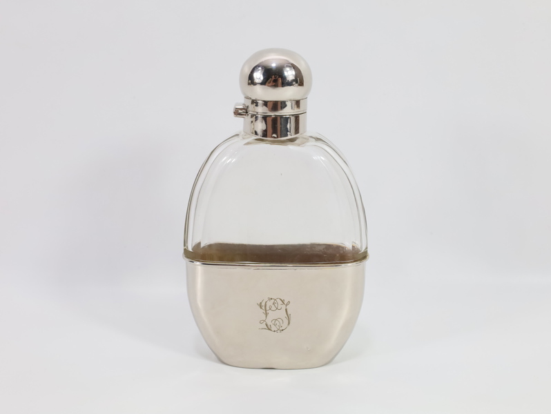 Antikk reiseflaske i glass med sølvplett og hengslet lokk