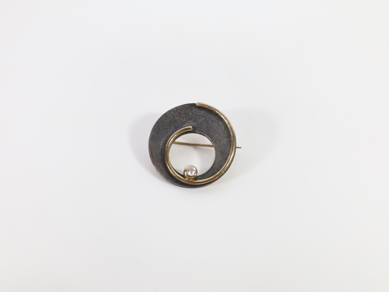 Moderne sølvbrosje i 925 – geometrisk design med klar stein
