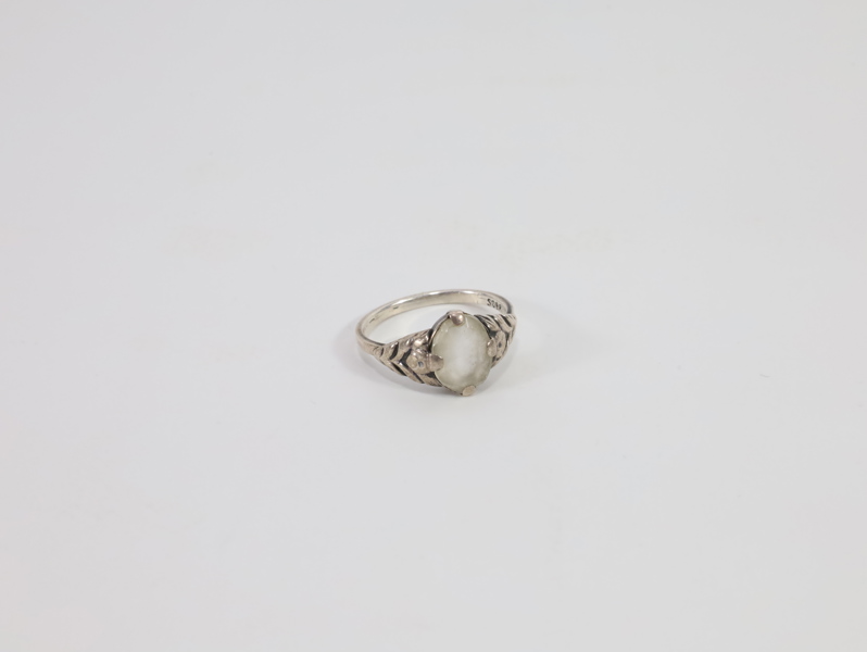 Antikk ring i 830s sølv med oval lys sten – ca. 1900-tallet
