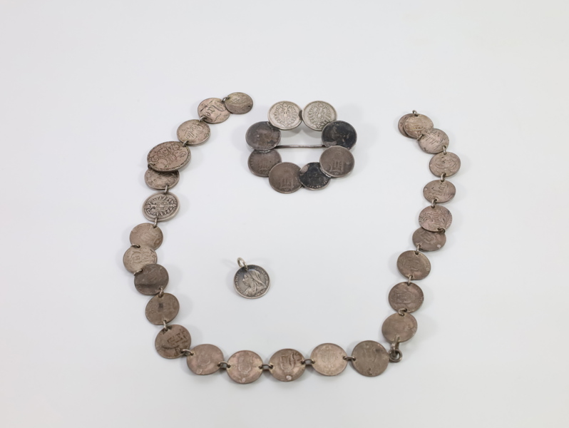 Håndlaget smykkesett i sølv – kjede, brosje og anheng laget av mynter

