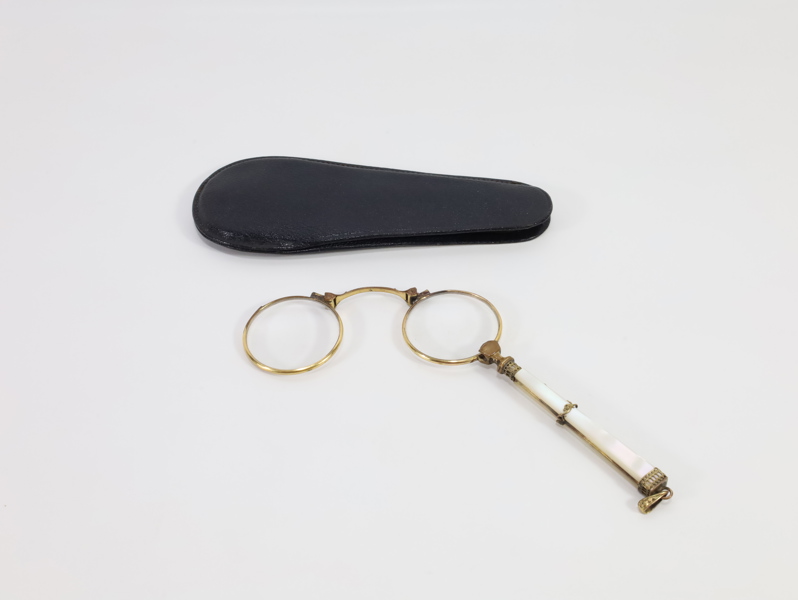 Antikk lorgnett i messing med perlemorhåndtak – med originalt etui
