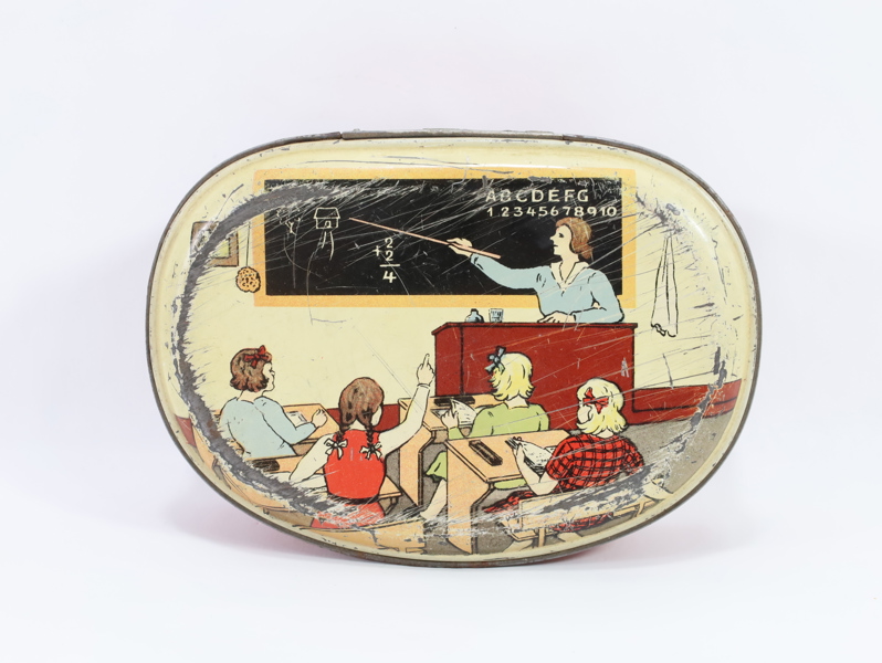 Vintage matboks i blikk – skolemotiv med lærer og elever, ca. midten av 1900-tallet

