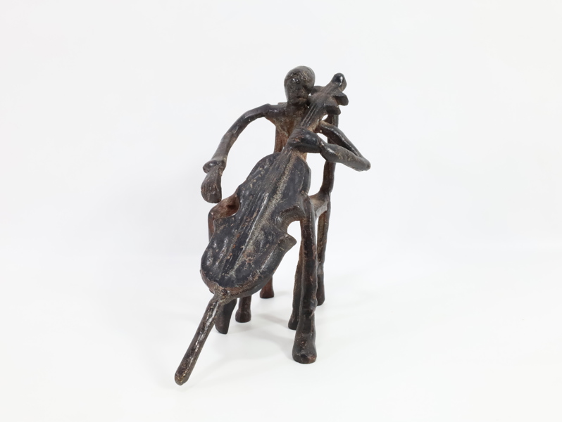 Vintage skulptur i jern – Musiker med cello, ca. midten av 1900-tallet
