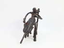 Vintage skulptur i jern – Musiker med cello, ca. midten av 1900-tallet