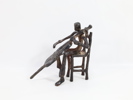 Vintage skulptur i jern – Musiker med cello, ca. midten av 1900-tallet