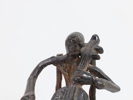 Vintage skulptur i jern – Musiker med cello, ca. midten av 1900-tallet